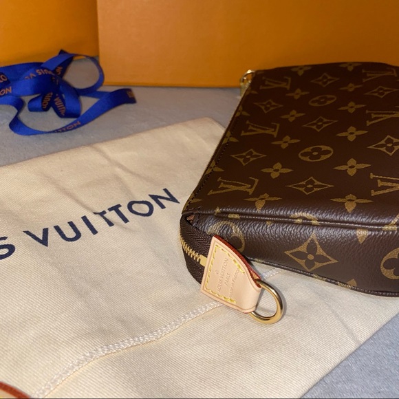Louis Vuitton Pochette Accessories Shoulder Bag in Monogram - Picture 3 of 7